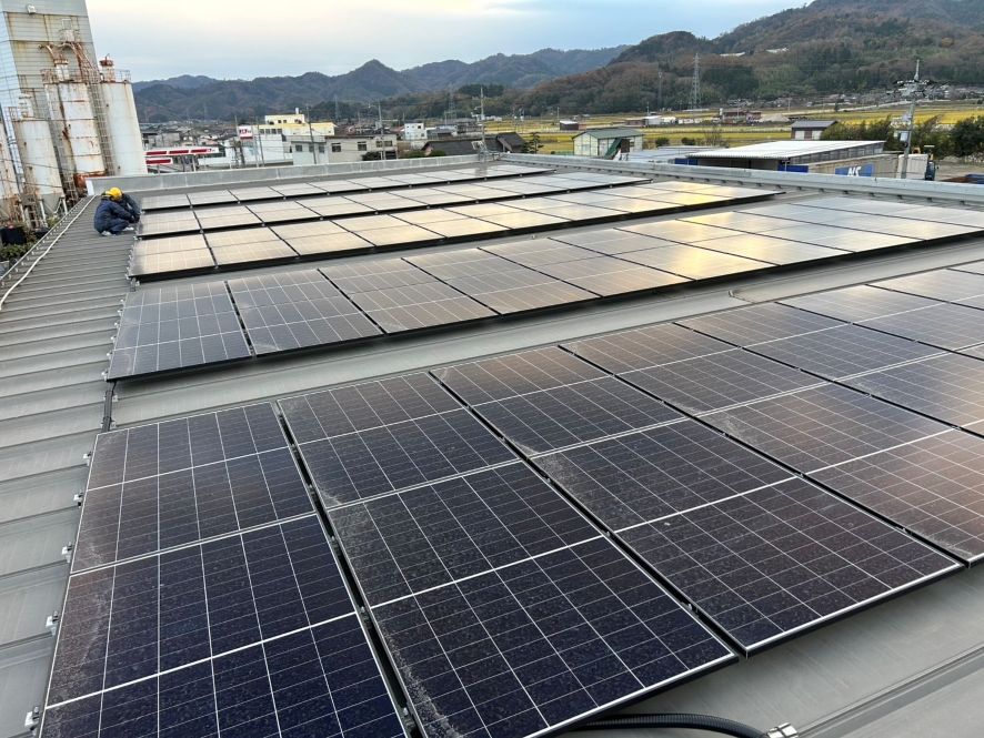 自社工場に設置した54.32kWの太陽光発電設備